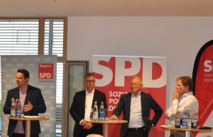 Bei der Diskussion: (von links) Stefan Bonauer (Bürgermeisterkandidat der SPD für Burgkirchen), Dr. Markus Born (Hauptgeschäftsführer der Bayerischen Chemieverbände), Dr. Bernhard Langhammer (Geschäftsleiter der InfraServ Gendorf 2006 bis 2019) und Markus