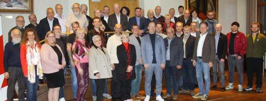 SPD-Landratskandidat Holger Gottschalk (vorne, Mitte) mit den Kandidatinnen und Kandidaten der SPD-Kreistagsliste; im Vordergrund rechts neben Gottschalk Unterbezirksvorsitzender Jürgen Gastel und Florian Schneider, Vorsitzender der SPD-Kreistagsfraktion