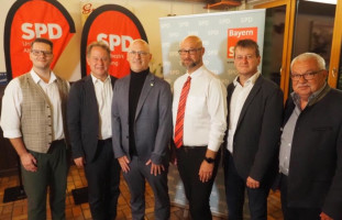 Der SPD-Teamgeist hat Landratkandidat Holger Gottschalk (3. von links) bei der Nominierung 100 Prozent gebracht. Gemeinsam mit Unterbezirksvorsitzendem Jürgen Gastel (von rechts), den bereits aufgestellten Bürgermeisterkandidaten Marco Harrer (Töging), Ma