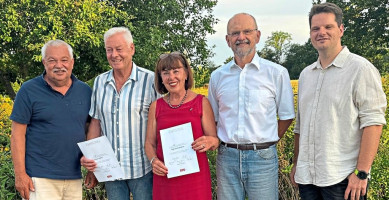 Helga Gschwendtner und Roland Stadler (2. von links) wurden für 50 Jahre Mitgliedschaft geehrt. Es gratulierten für den Unterbezirk Jürgen Gastel (links) und Stefan Bonauer (rechts) sowie Ortsvorsitzender Max Baumgartner. − Foto: Gschwendtner