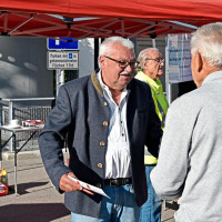 *Freitagmorgen:* Gastel steht am Infostand der SPD am Wochenmarkt in Burgkirchen und unterstützt den dortigen Ortsverein beim Wahlkampf.