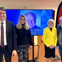 Freuten sich über die große Wertschätzung für Seban Dönhuber: Witwe Christa (2.v.r.) und Tochter Manuela mit SPD-Landtagsfraktionschef Florian von Brunn (l.) und SPD-Kreisvorsitzendem Jürgen Gastel. − Foto: tz